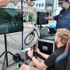 Achtung Zebrastreifen: Jürgen Fell am Simulator für Pkw hat eine gute Reaktionszeit, wie ihm Gerd Jahrsdörfer bestätigt.