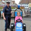 Für die Kinder gab es ein kleines Testfahrzeug mit Blaulicht, hier probiert Milena Müller das Kurvenfahren, dabei steht Katharina Emmerling.