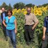 Strahlende Gesichter vor strahlenden Sonnenblumen auf dem Naturlandhof Peter in Schwebheim. Im Bild von links MdL Rosi Steinberger, Johannes Weiß (Fraktionsvorsitzender Kreistagsfraktion); Patricia Kaspar (Sprecherin KV Schweinfurt); MdL Patrick Friedl, MdL Gisela Sengl, Wolfgang Peter und Jonathan Peter.