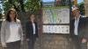 Die Leiterin der Touristinfo, Vanessa Feineis, ihre Stellvertreterin Corinna Weinkirn und Oberbürgermeister Stefan Güntner (v. l.) freuen sich über die neuen Stadtplan-Tafeln (hier am Falterturm).