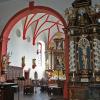 Mit einem feierlichen Gottesdienst wurde Thüngersheims Pfarrkirche nach Abschluss der Brandsanierung wiedereröffnet. Die verbrannte Vorderfront des Sebastiani-Altars (rechts unten) wird derzeit noch restauriert. Sie wird nach Abschluss der Arbeiten wieder eingesetzt.