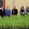 Das Foto zeigt Pfarrer Hans Gernert Kevin Lamprecht, Nathan Hofmann, Kreuzträgerin Emilia Kern, Jamina Sauerbrey, Celine Schorr und Elli Enk.
