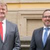Nach rund 20 Jahren als Chefarzt im KWM-Juliusspital übergibt Prof. Dr. Malte Meesmann (links) die Leitung der Kardiologie an Prof. Dr. Willibald Hochholzer (rechts).