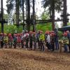 Im Rahmen des Ferienprogramms des TSV Hausen ging es in den Kletterpark auf der Wasserkuppe. 25 Kinder nahmen dank der Mithilfe von vier Betreuerinnen trotz Regenmeldung teil. Nach einer Einweisung ging es los. Mit kleinen Stärkungen zwischendurch wurde über zwei Stunden geklettert, bis ein heftiger Regenschauer die Teilnehmer ausbremste. Zum Aufwärmen gab es für jeden einen heißen Kakao in der Märchenwiese. Die abschließende Fahrt mit dem Rodelbob ließ sich natürlich keiner der Kinder entgehen, bevor es wieder glücklich und etwas durchnässt nach Hause ging.