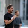 Trainer Torsten Ziegner (FC Würzburger Kickers) gibt Anweisungen.