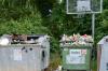 Die Abfallcontainer am Sportplatz in Frankenwinheim sorgen regelmäßig für Unmut. Wieso mancher Zeitgenosse trotz vollem Container seinen Abfall in dieser Weise loshaben will muss man nicht verstehen. An die Gemeinde stellt sich aber dennoch die Frage, wieso man die Container unbedingt unter dem Basketballkorb aufstellen muss?