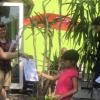 Sakine Azodanlou überreicht Lena Benkert, im Bild mit Mutter Benjamapom Benkert, ihr Hippy-Diplom.