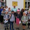 Zum Spaß der Kinder wurde 1. Bürgermeister  Schmitt (Mitte) „an den Pranger“ gestellt. Die Ferienpassaktion wurde geleitet von Justus Finkel (links) und Pater Franziskus Büll (rechts).
