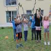 Sie haben alle ihren Spaß: Die Nordic-Walking-Gruppe in der Waldsiedlung oberhalb von Bad Neustadt mit DSV-Instruktor Klaus Kromer.