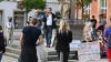 Vor dem Ochsenfurter Rathaus protestierte die Initiative "Bürger stehen auf" gegen Corona-Schutzmaßnahmen, in der Bildmitte Versammlungsleiter Georg Dierkes.
