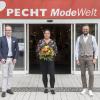 Vor 25 Jahren, am 1. August 1996, begann Monika Kessler aus Langenleiten eine Ausbildung zur Bürokauffrau in der Verwaltung von Pecht Shoppingwelt Bad Neustadt. Nach ihrer Ausbildung war sie zunächst für allgemeine Verwaltungsarbeiten zuständig, wurde dann Assistentin des Geschäftsführers und war zusätzlich für Marketingaufgaben verantwortlich. Monika Kessler war immer eine kompetente, freundliche Ansprechpartnerin. 2014 wechselte sie dann in den Bereich Warenwirtschaft. Hier ist sie Hauptansprechpartnerin und findet für Probleme immer die richtige Lösung. Zum 25-jährigen Betriebsjubiläum gratulierten die beiden Geschäftsführer Bernd Titius und Björn Tischer. Alle machten deutlich, wie froh sie sind Frau Kessler als versierte, freundliche Mitarbeiterin im Pecht Team zu haben. Auf dem Bild von links Geschäftsführer Björn Tischer, Jubilarin Monika Kessler, Geschäftsführer Bernd Titius.