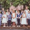 Die Kommunionkinder von Karlburg (von links): Kaplan Napoleon Savariraj, Tim Jopp, Niklas Albert, Charlotte Rüppel, Calla Köhler, Jonas Rüppel, Theo Heßdörfer, Mira Plawky, Merle Gundlach, Hannes Kühl, Lorenz Gold, Hermine Kühl, Ella Kohlmann, Kilian Schebler, Timo Dittmaier, Jetta Gold und Tom Liebl.