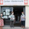 Die ehrenamtlichen Frauen des Caritas Kleidermarktes, hier stellvertretend (von links) Ria Kucejko, Rita Ziegler und Doris Veitweber haben trotz der vielfältigen Hygienevorschriften und Maskenpflicht viel Spaß und Freude bei ihrer ehrenamtlichen Arbeit.