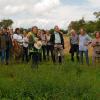 Christiane Brandt (vorne Mitte) vom Landschaftspflegeverband führte in Unterpleichfeld knapp 30 Personen zu den Streuobstwiesen als „Schätze am Ortsrand“. Christiane Brandt (vorne Mitte) vom Landschaftspflegeverband führte in Unterpleichfeld knapp 30 Personen zu den Streuobstwiesen als „Schätze am Ortsrand“.