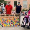 Abschied im Elisabethenheim (von links): Alexander, Leni, Philomena mit ihrer Erzieherin Heike und Vorstand Simon C. Kuttenkeuler bei der Übergabe des Kunstwerkes an Pflegedienstleiterein Tamina Lapp, Bewohnerbeirat Wiltrud Bauer und Schwester Jolanda Scheubner OFM.