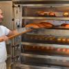 Mohamad Ajjan hat bei der Bäckerei Gürsching in Gerolzhofen seine Ausbildung erfolgreich abgeschlossen. Der 34-jährige Syrer bestand die praktische Gesellenprüfung mit einer Eins. Das Bild zeigt ihn am Backofen.