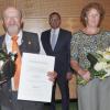 Im Bild von links: Michael Brückner stellvertretender Vorstandsvorsitzender der Raiffeisenbank, der für 33 Jahre als Aufsichtsratsmitglied geehrte Robert Schemmel,  Regionaldirektor Roland Streng, Edith Schemmel und  Andrea Helbig als Vorstandsvorsitzende der Raiffeisenbank Frankenwinheim. 