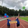Die stolzen Schildträger der Schweinfurter Franziskus-Schule auf der Laufbahn im Sachs-Stadion. Die stolzen Schildträger der Schweinfurter Franziskus-Schule auf der Laufbahn im Sachs-Stadion.