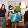 Freude bei den Kindern- und Jugendlichen bei der Spendenübergabe: Claudia Link-Meyer, Vonovia Regionalleiterin Bayern Nord Rechts, überreicht die Spende an Nicola Rimkus, Vorstand des lighthouse würzburg e.V. (links).