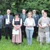 Gruppenbild aller geehrten Schützinnen und Schützen aus dem Schützengau Würzburg, die durch 1. Bezirksschützenmeister Mathias Dörrie (links) und 1. Gauschützenmeister Axel Höfler (rechts) ihre Orden überreicht bekommen haben.