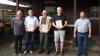 Bürgermeister Steffen Malzer (rechts) und der erste Vorsitzende Udo Frei (links) ernannten am Jubiläumsabend die Gründungsmitglieder Helmut Pohl, Karl-Heinz Stein und Karl-Heinz Herda (ab Zweiter von links) zu Ehrenmitgliedern des ASV. Auf dem Foto fehlen Helmut Heinick und Reiner Klee.