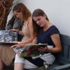 Interessiert schauen sich (von links) Eva Müller und Eva Lanzerath einen Bildband mit den schönsten Fotos des Sander Weinfestes an. Interessiert schauen sich (von links) Eva Müller und Eva Lanzerath einen Bildband mit den schönsten Fotos des Sander Weinfestes an.