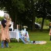 Auch in diesem Jahr fand die Kinderkirche wieder auf dem Oberfladunger Spielplatz statt. Auf Picknickdecken sitzend lauschten die Familien der Geschichte vom Menschenfischer Jesus. Angelika Schmitt (vorne links) und Nicole Scharfenberger (rechts) schlüpften in die Rolle zweier Jünger. Im Zwiegespräch berichteten sie von einer Ausfahrt, in der sie keine Fische fingen. Als sie aber ihrem Freund Jesus vertrauten und noch einmal auf den See hinaus fuhren war ihr Boot so voll mit Fischen, dass das Boot fast zu kentern drohte. Der Fisch, ein Symbol der Christen, ist ein Zeichen für Freunde, Freude und Zusammenhalt untereinander. Die Kinder durften jeweils einen Fisch aus glitzerndem Papier ausschneiden und an das vorbereitete Netz hängen. Das Kinderkirchenteam wird unterstützt von Gemeindereferentin Michaela Köller. Musikalisch begleitet wurde dieses Mal von Michael Kirsch an der Gitarre, Fabian Scharfenberger am Keyboard und Sonja Kompe an der Querflöte.