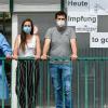 Niederschwellige Impfangebote sollen mehr Menschen in Würzburg erreichen, so auch beim Sozialkaufhaus Brauchbar in Grombühl. Hans Jürgen Heinen, Arzt im Bezirkskrankenhaus Lohr, Julia Abler (Wärmestube) und  Thomas Johannes (Brauchbar; von links) klären die Impfwilligen auf.