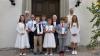 Die Kommunionkinder vor der Kirche St. Peter und Paul in Obersfeld.