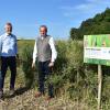 Bei der Besichtigung des Projektes „Bunte Biomasse – Ressource für Artenschutz und Landwirtschaft“ (von links): Werner Kuhn vom Netzwerk Lebensraum Feldflur, Rimpars Bürgermeister Bernhard Weidner und Paul Lehrieder.