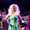  Revue-Operette "Alles Schwindel": Vergnügliche Aufführung der Theaterwerkstatt mit Angelina Gerhardt und Ensemble im Würzburger Rathaushof.