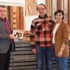 Bürgermeister Wolfgang Lampe (links) gratulierte Sina und Philipp Kurzendorfer zum 25-jährigen Bestehen ihrer Firma Uffenheimer Parkett und Bodenwelt.