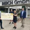 Die Reich GmbH in Mellrichstadt unterstützt die Hilfsaktion für die Opfer der Flutkatastrophe mit einer 10 000-Euro-Spende. Im Bild (von links) der Initiator der Hilfsaktion, Julian Lörzel, Marco Freibott und Lina Geis von der Jugend- und Auszubildendenvertretung der Firma Reich sowie die Geschäftsführer André Reich und Nina Reich.