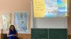 Am 15. Juli hatte die Klasse 6b der Leo-Weismantel-Realschule die außergewöhnliche Möglichkeit, eine fremde Kultur live kennenzulernen, ohne dabei selbst das Klassenzimmer verlassen zu müssen. Frau Andrea Nicolaidou lebt in Würzburg und stellte der Klasse in ihrer Muttersprache Englisch ihr Heimatland Zypern vor. Begleitet von vielen Bildern aus ihrer Schulzeit und von ihrem Heimatort konnte sie den Schülerinnen und Schülern einen Einblick in das Alltagsleben auf der Mittelmeerinsel vermitteln. Im Anschluss an den Vortrag stellte die Klasse Fragen über eines der kleinsten Mitglieder des Commonwealths. Dies führte zu einem regen Austausch auf Englisch. Die Klasse erlebte somit hautnah wie die englische Sprache zur Verständigung zwischen verschiedenen Kulturen beitragen kann. Das Bild zeigt Referentin Andrea Nicolaidou bei der Vorstellung ihrer Heimat Zypern auf Englisch im Klassenzimmer der 6b.