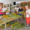 Am Samstag, 14. August, banden 15 Frauen aus Großbardorf traditionell etwa 60 bis 70 Würzbüschel. Zuvor hatten sie etwa 20 verschiedene Kräuter und Blumen gesammelt und zu Hilde Ziegler gebracht. Bei ihr werden seit vielen Jahren schon die Würzbüschel gebunden, unter anderem Beifuß, Goldrute, Wermut, Blutströpfchen, Rainfarn, verschiedene Getreidearten, Oregano, Dill, Johanniskraut, Königskerze, Klette (Baddellaus) wilde Möhre, Mohn, Sonnenblumen, Ringelblumen, Bohnenkraut, Wilde Karde, Kratzdistel. Am Sonntag, 15. August, um 10 Uhr segnete Pfarrer Benjamin Pereira in der Pfarrkirche St. Margareta in Großbardorf die Würzbüschel, die die Gottesdienstbesucher nach dem Festgottesdienst gegen eine Spende mit nach Hause nehmen konnten. Der Erlös der Aktion wird der Pfarrgemeinde Großbardorf zur Verfügung gestellt. Auf dem Foto Frauen des ehemaligen Frauenkreises beim Würzbüschel binden.
