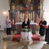 Lena Gleußner (Mitte) hatte sich Pfarrerin Marlene Metschke, Heidi Reith, Elisabeth Endreß und Alma Heydemann als Assistierende bei der Ordination  ausgesucht. Im Hintergrund Regionalbischöfin Dr. Dorothea Greiner.
