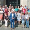 Die Besuchergruppe auf den Treppenstufen an der Rückseite des Reichtags.