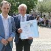 Aus den Händen von Schulleiter Markus Binzenhöfer erhielt Dr. Herbert Müller seine Entlassungsurkunde.