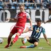 Erzielte das erste Saisontor für die Würzburger Kickers in Liga 3 in dieser Saison: Maximilian Breunig (links) gegen Stefano Russund Alexander Rossipal (beide SV Waldhof Mannheim).