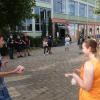 "Sommer in der Schule" heißt es für 14 Tage in der Alberecht-Dürer-Mittelschule in Haßfurt. Spiel, Spaß, aber auch Wissensvermittlung stehen auf dem Programm, das hauptsächlich dazu da ist, die Corona-Isolation zu durchbrechen und gemeinsam mit den Schulkameraden etwas zu unternehmen. Unser Foto zeigt das Kennenlernspiel, bei dem sich die Schülerinnen und Schüler vorstellten.