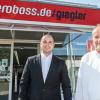 Christian und Jürgen Giegler (rechts) vor dem Geschäft in der Friedrich-Gauß-Straße 1: Mit Christian Giegler geht die Geschichte des Familienbetriebs jetzt in die elfte Generation. 