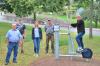 Bild von links: Bürgermeister Karl Heinz Kandler, Holger Herbold (Bauhof),  ILE-Managerin Ulla Schmidt, Thomas Kempf (Bauhof) und OGV-Vorsitzende Irene Hüttner.