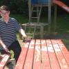 Gemeinderat und Jugendbeauftragter Thomas Mödl machte auf die Beschädigungen am Spielplatz vor der Mehrzweckhalle aufmerksam. Gemeinderat und Jugendbeauftragter Thomas Mödl machte auf die Beschädigungen am Spielplatz vor der Mehrzweckhalle aufmerksam.