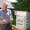 Leidenschaftlicher Hobby-Meteorologe: Auf diesem Archivbild aus dem Juni 2020 erklärt Georg Fertig dem Main-Post-Reporter Günter Reinwarth seine Messegeräte.