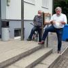 Bernd Müller von der GmbH Innowall in Rothenfels (Mitte) stellte dem Oberpleichfelder Gemeinderat sein Wandsystem mit genormten Betonsteinen vor. Ein Muster steht an der Eingangstüre zum Sportheim. Rechts Bürgermeisterin Martina Rottmann, links Gemeinderat Walter Kötzner. Bernd Müller von der GmbH Innowall in Rothenfels (Mitte) stellte dem Oberpleichfelder Gemeinderat sein Wandsystem mit genormten Betonsteinen vor. Ein Muster steht an der Eingangstüre zum Sportheim. Rechts Bürgermeisterin Martina Rottmann, links Gemeinderat Walter Kötzner.
