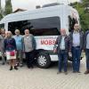 Bürgermeister, Verantwortliche, Koordinator und Fahrer freuen sich auf einen regen Einsatz des Mobs (von links): Quartiersmanagerin Anneke Schilling, Lothar Heilmann, Gerhard Saar, Koordinator Georg Wiedenbauer, Kunigunde Reinstein, Klaus Bördlein, Roland Konrad, Bürgermeister Manfred Schötz, Marktgemeinderat Jürgen Moller, Marktgemeinderat Georg Solf und Georg Wagner.
