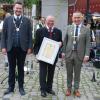 Feier in Sommerhausen: Alle waren sich einig, dass Fritz Steinmann den Ehrentitel Altbürgermeister verdient hat.Von links: zweiter Bürgermeister Stefan Diroll, Altbürgermeister Fritz Steinmann und Bürgermeister Wilfried Saak.