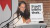 So schaut es aus, das neue Logo der Stadtbibliothek Gerolzhofen: Der schlicht gehaltene Schriftzug, den Bibliotheksleiterin Julia Rehder den Festgästen am Montagabend präsentierte, funktioniert vor fast jedem Hintergrund und in vielerlei Kontext