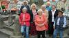 Die Mitglieder des Erzähl-Café-Teams vor dem Marktbärbel-Brunnen am Marktplatz (vorne von links): Marlies Wohlfromm, Sigrid Endres und Cilly May; hintere Reihe von links: Wolfgang Kitscha, Heidi Anders, Renate Bauer, Maria Blümm und Rosemarie Greb.