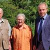Das Fest der Eisernen Hochzeit feierten am Mittwoch Johanna und Friedl Manger in Obertheres. Auch Bürgermeister Matthias Schneider (rechts) gratulierte dem Jubelpaar.